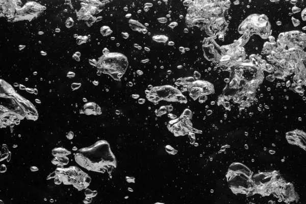 Koyu arkaplanda birçok su kabarcığı, yakın plan