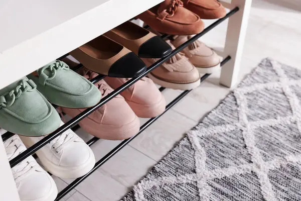 Farklı şık ayakkabılarla içeride durun, yakın plan. Metin için boşluk