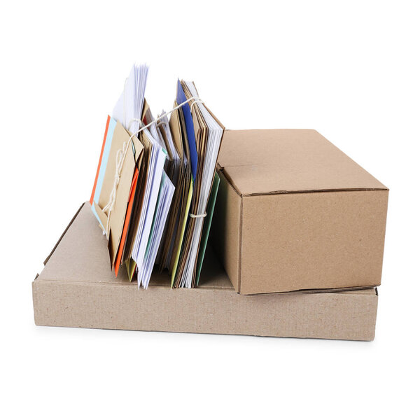 Различные бумажные конверты и посылки на белом фоне. Почта