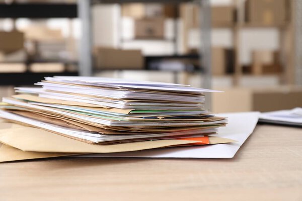 Много разных конвертов на столе в почтовом отделении