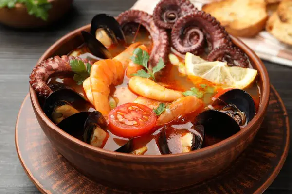 Tabaktaki lezzetli deniz ürünleri çorbası, yakın plan.