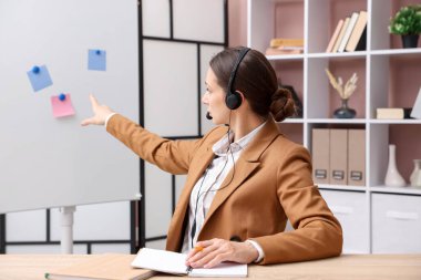 Çevrimiçi hoparlör kapalı mekanda webinar performans