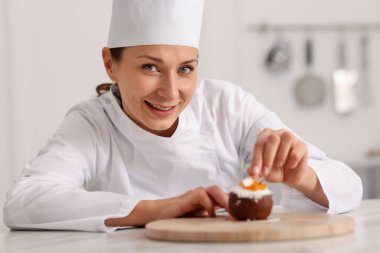 Şekerci lezzetli hindistan cevizi şekilli tatlı yapıyor.