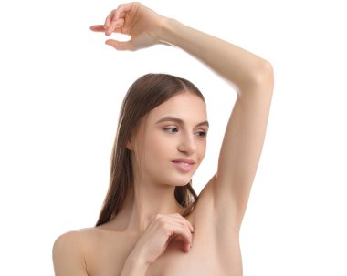 Beyaz arka plandaki epilasyondan sonra pürüzsüz bir ten gösteren genç kadın.