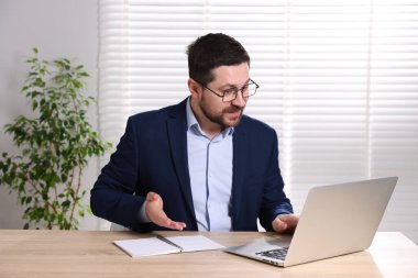 İçerideki masada dizüstü bilgisayarı olan internet hoparlörü.