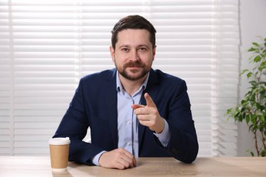 Çevrimiçi hoparlör kapalı masada webinar, web kamerasından görüntü