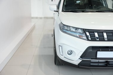 Salonda yeni modern beyaz araba, metin için boşluk