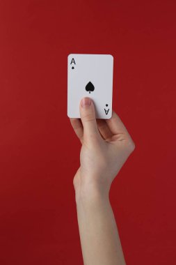 Kırmızı arkaplanda oyun kartı olan kadın, yakın plan