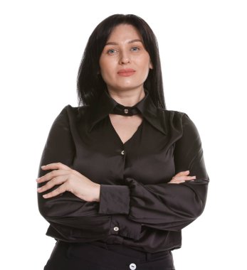 Beyaz arka planda çekici ve büyük boy bir modelin portresi. Fazla kilolu