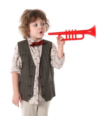 Beyaz arka planda oyuncak trompet çalan sevimli küçük çocuk.