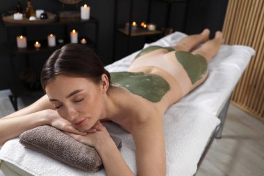 Vücut bakımı gören kadın spa salonunda tedavi görüyor