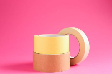 Pembe arka planda farklı maskeleme bantları