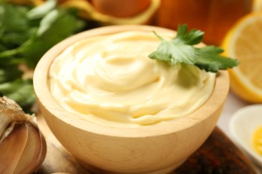 Masada maydanozlu mayonez sosu, yakın plan.