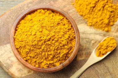 Tabakta zerdeçal tozu ve masada kaşık, üst manzara