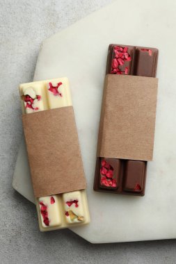 Işık masasında farklı aromalı lezzetli çikolatalar.