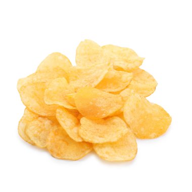 Beyaza izole edilmiş patates cipsi yığını.