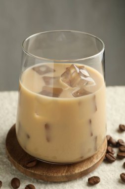 Bardakta kremalı kahve likörü ve beyaz desenli masada fasulye, yakın plan.