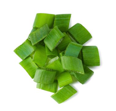 Taze doğranmış taze soğan yığını, beyaz manzarada izole edilmiş.