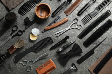 Gri desenli masa üzerinde birçok farklı berber aletleri, düz yatıyordu