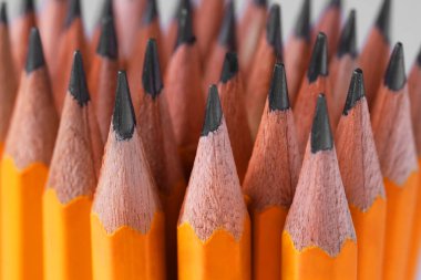 Arkaplan olarak birçok grafit kalem, yakın görünüm