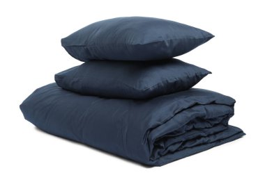 Beyaz arkaplanda ipek çarşaflar ve yastıklar