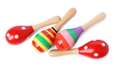 Beyazda izole edilmiş renkli oyuncak marakalar. Çocukların müzik aleti.