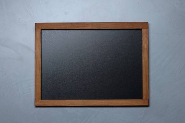 Gri desenli arka plan, üst görünüm üzerine boş küçük karatahta