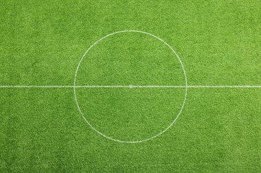 Yeşil çimenlikte işaretleri olan futbol sahası