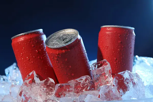 Koyu mavi arka planda buzlu içeceklerin tazelenmesi, yakın plan