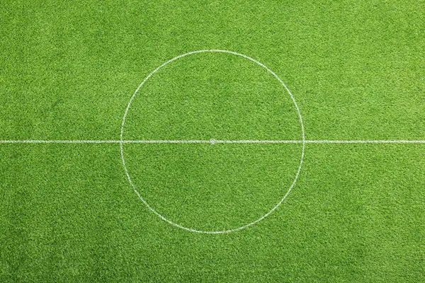 Yeşil çimenlikte işaretleri olan futbol sahası