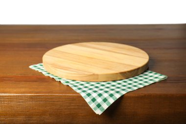 Beyaz arka planda yeşil kareli peçete ve boş tahta