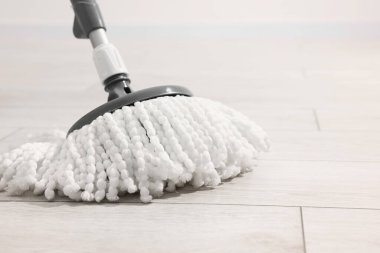 İçerideki ahşap zeminde ip, yazı için yer. Temizlik ekipmanı