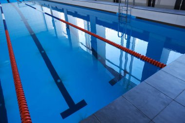 Temiz su ve şerit ayırıcılı yüzme havuzu.