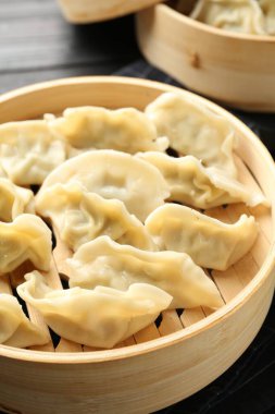 Siyah masada kaynamış gyoza (hamur tatlısı), yakın plan.