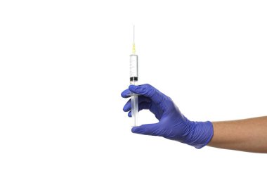 Tıbbi eldivenli doktor beyaz arka planda şırınga tutuyor, yakın plan.