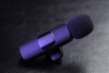 Lavalier mikrofonu siyah masada, yakın plan. Ses ekipmanları