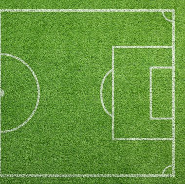 Yeşil çimenlikte işaretleri olan futbol sahası