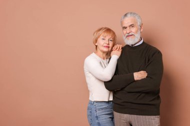 Bej arka planda sevimli yaşlı bir çiftin portresi. Metin için boşluk