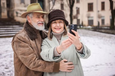 Kış günü selfie çeken mutlu çift.