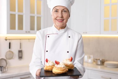 Mutfakta tatlıları olan profesyonel pasta şefi.