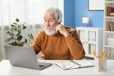 Üst düzey bir adam içeride bilgisayarla öğreniyor. Kendi kendine çalışma.