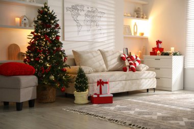 Güzel bir Noel ağacı ve geniş bir odada diğer dekorlar. Şenlikli iç tasarım