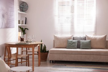 Yemek odasındaki şık masa, sandalyeler ve kanepe. iç tasarım