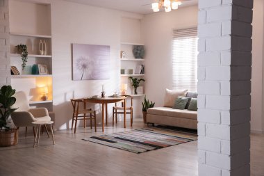 Yemek odasındaki şık masa, sandalyeler ve kanepe. iç tasarım