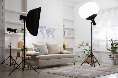 Emlak işi. Oturma odasında profesyonel fotoğraf stüdyosu ekipmanları