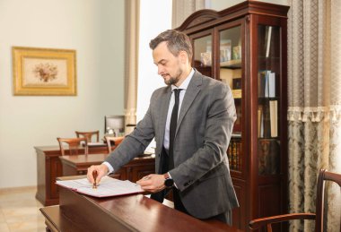 Ofisteki tezgahta noter damgası belgesi