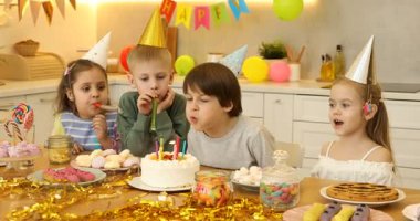 Pastalı çocuklar içeride doğum gününü kutluyorlar. Sürpriz parti.