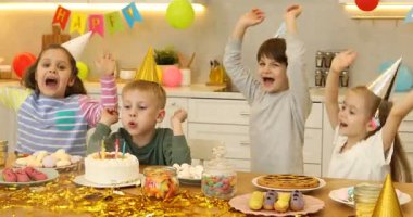 Pastalı çocuklar içeride doğum gününü kutluyorlar. Sürpriz parti.