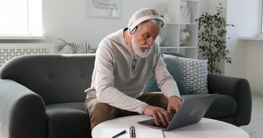 Üst düzey adam içeride online öğrenim görürken not alıyor. Kendi kendine çalışma.