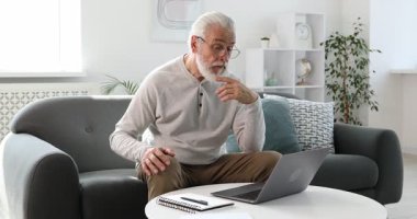 Son sınıf öğrencisi içeride öğretmeniyle çevrimiçi ders alıyor. Kendi kendine çalışma.